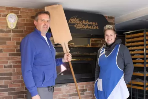 Zweimal in der Woche wird der Ofen im Holzofenbackstübchen am Hauptsitz in Kreimbach-Kaulbach angeheizt. Sascha und Kathrin Sche