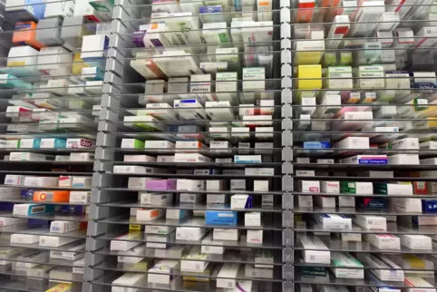 Der Schein voller Regale trügt: Deutschlands Apotheken beklagen anhaltende Lieferengpässe bei einer Reihe von Medikamenten. 