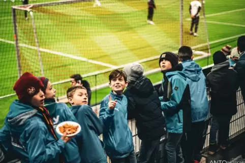 Unter anderem Aaron, Jona, Pepe und Mats (von links), vier der Minfelder Jugendspieler, brachten Bewegung ins Stadion. 