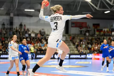 Die Handballerinnen des SV 64 Zweibrücken haben in Stuttgart beim Pokalfinale Amelie Berger – hier ein Foto im Nationaltrikot – 