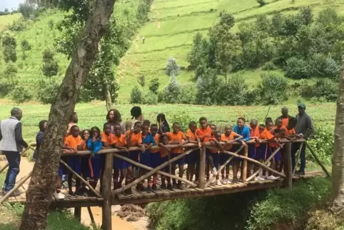 Über diesen Bach führt nun eine Brücke, die schon genutzt wird.