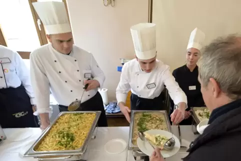 Mahlzeit! Die Bedürftigen konnten am Büffet zwischen mehreren Gängen wählen. Seit 19 Jahren gibt es die Kooperation.