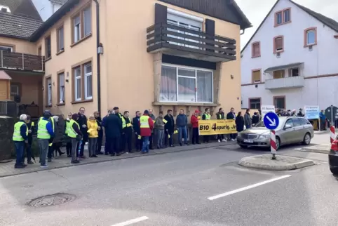 Nicht ungefährlich: Die Ausbaubefürworter mussten auf dem Bürgersteig in Annweiler demonstrieren.