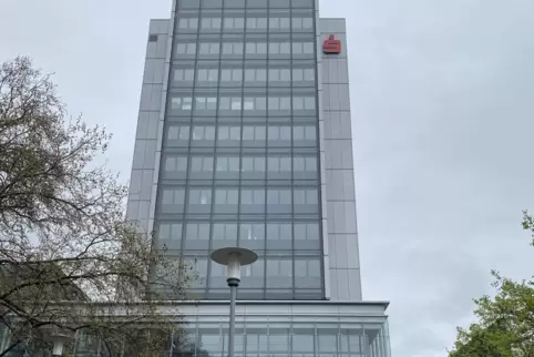 Die Hauptgeschäftsstelle der Sparkasse Vorderpfalz befindet sich am Ludwigsplatz.