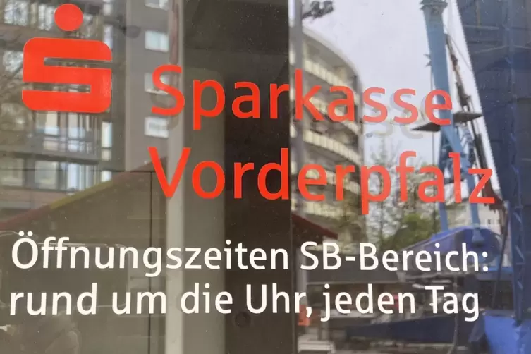 Stimmt seit April nicht mehr: Die Sparkasse hat ihre &Ouml;ffnungszeiten in den SB-Filialen deutlich reduziert.