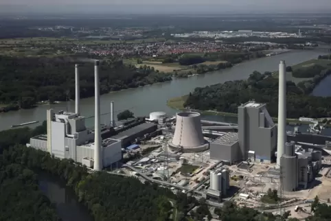 Das EnBW-Kohlekraftwerk am Rhein. Im Hintergrund rechts Maximiliansau und das Daimler-Werk.