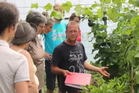 Wie man selbst Saatgut gewinnen kann, erklärt Vereinsvorsitzender Manfred Gerber bei Workshops.