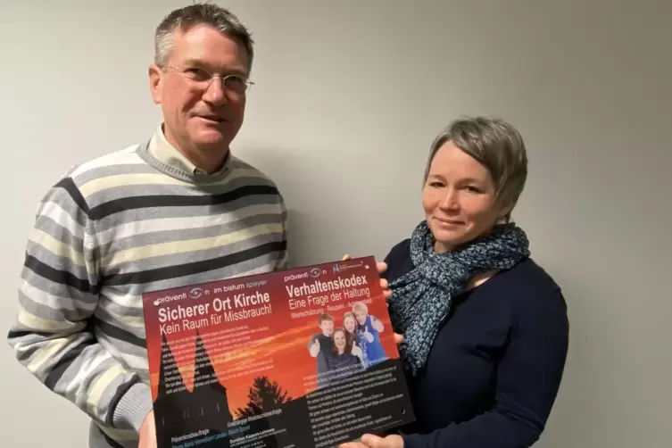 Dekan Axel Brecht und die Pr&auml;ventionsbeauftragte Susanne Poerschke. 