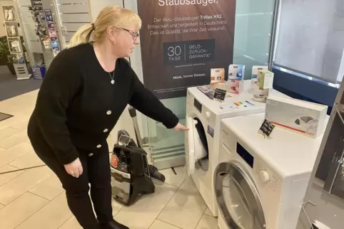 Gabi Steinbach erklärt eines der Ausstellungsstücke. Auch Batterien von Hörgeräten und Uhren werden schnell mal gewechselt.