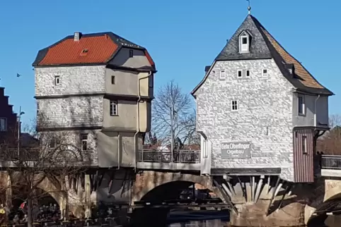 Die mittelalterlichen Brückenhäuser sind ein Wahrzeichen der Kurstadt. 