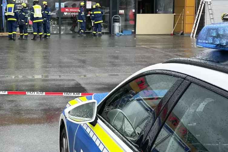 Aufr&auml;umarbeiten nach der Sprengung eines Geldautomaten im Rewe-Einkaufszentrum. Gesamtschaden: &uuml;ber 100.000 Euro.