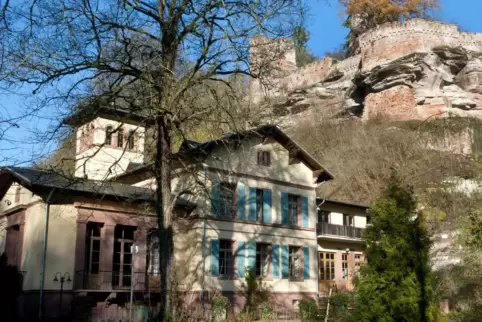 Bald nach Beginn der Wanderung in Frankenstein führt der Weg vorbei an der Burgruine Diemerstein und an der Villa Denis, die dem