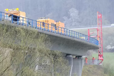 Arbeiter des LBM kontrollieren die Brücke im Hornbachtal. 