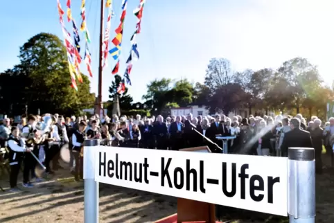 Benennung des Helmut-Kohl-Ufers 2018: Promenade am Rhein soll aufgewertet werden. 