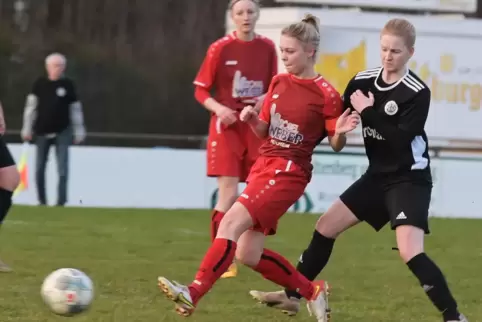 Angriffslustig: Julia Hahn vom TuS Heltersberg attackiert Lina Werner vom FFV Fortuna Göcklingen.