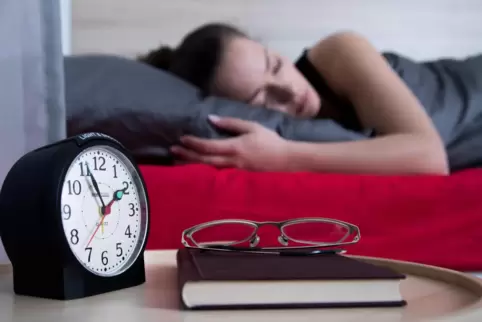 Wenn das Einschlafen nicht länger als eine halbe Stunde dauert, man etwa 80 Prozent der Zeit im Bett schlafend verbringt und sic