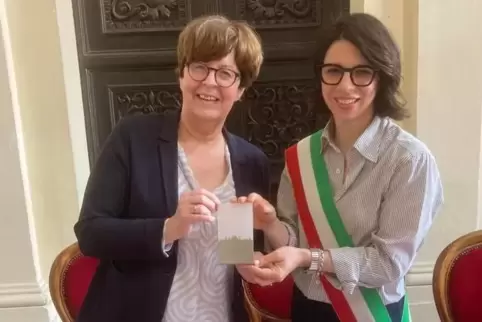 Politikerinnen-Begegnung: Bürgermeisterin Monika Kabs und Beigeordnete Annajulia Randi aus Ravenna. 