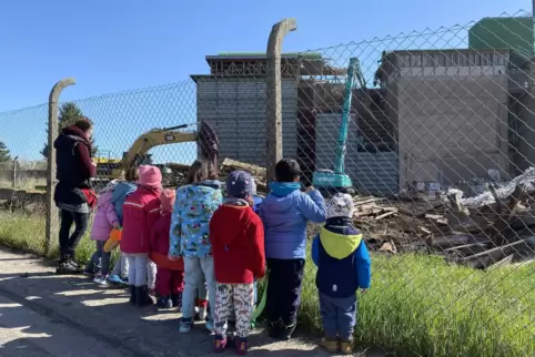 Baustellen-Besuch: Kita-Kinder schauen beim Abriss der Malzfabrik in Kirchheim zu.