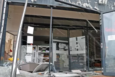 Bundesweites Problem: Bankfiliale mit gesprengtem Geldautomaten in Niedersachsen. 