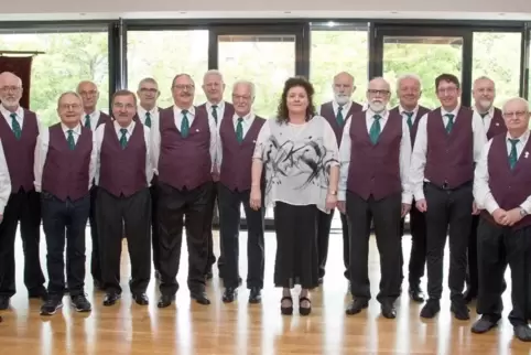 Der Volkschor Kandel bei der Feier zum 75-jährigen Bestehen. Im Vordergrund steht Chorleiterin Sabine Deutsch. 