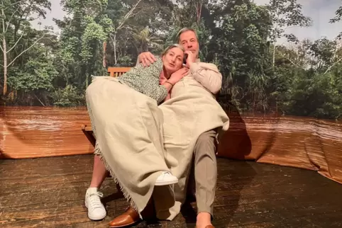 Zufällige Wiederbegegnung: Anja Kleinhans und Boris Ben Siegel in „Das weiße Dorf“.