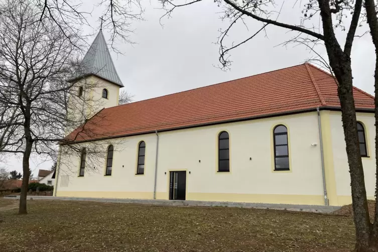 Das schlichte Kirchlein steht auf den Fundamenten eines Gotteshauses, das 1214 erstmals urkundlich erw&auml;hnt wurde. 