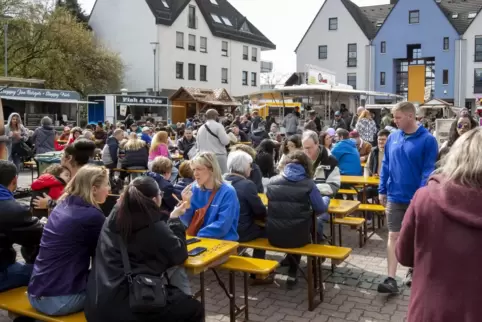 Beim Streetfood-Festival als Teil der Westricher Leistungsschau genießen die Besucher am Samstag in Ramstein die Sonne und lasse