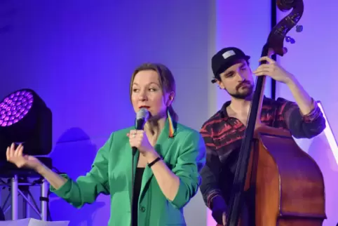 Tamara Lukasheva (mi t Bassist Calvin Lennig) im Wormser Theater.