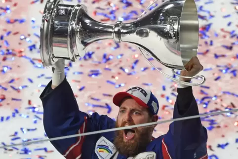 Thomas Larkin 2019 mit dem Meisterpokal. 