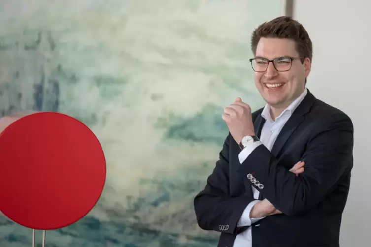 Benjamin Hirsch hat eine steile Karriere bei der Sparkasse Südpfalz gemacht. 