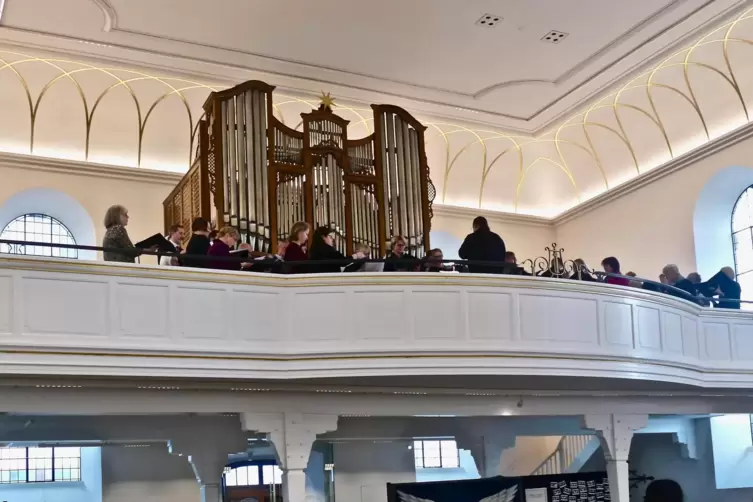 Die Bezirkskantorei Pirmasens unter Bezirkskantor Maurice Antoine Croissant sang von der Empore der Pirmasenser Lutherkirche aus