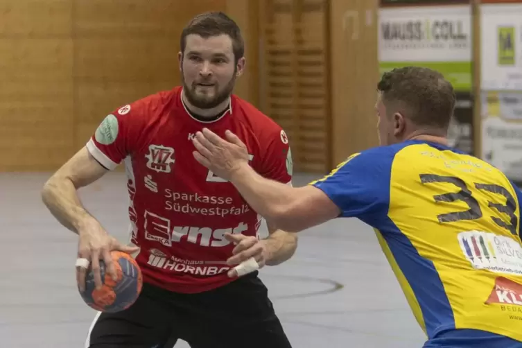 Moritz Baumgart (mit Ball, hier im Spiel gegen Bingen) traf achtmal ins Vallendarer Tor.