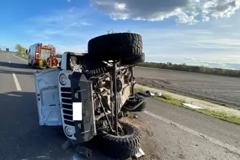 Mehr als nur der Außenspiegel kaputt: Der Jeep in Seitenlage. 