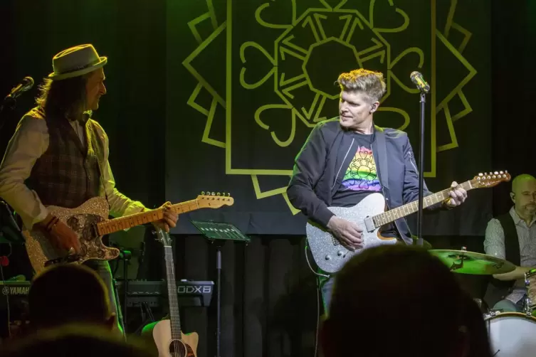 Griff auch selbst zur Gitarre: Sascha Kleinophorst (mit Stefan Brill). 
