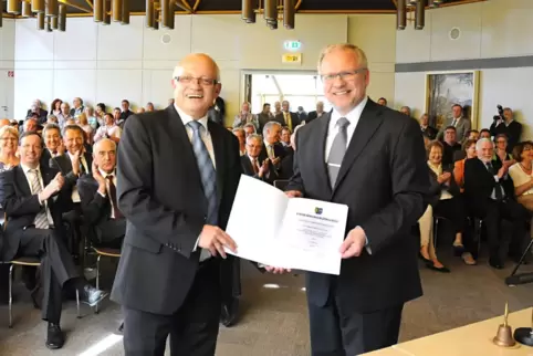  Beigeordneter Erhard Freunscht (links) übergibt Hans-Ulrich Ihlenfeld am 17. April 2013 im Sitzungssaal des Kreishauses die Ern