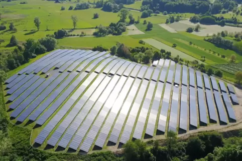 Eine Freiflächen-PV-Anlage. 