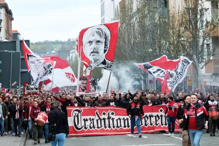 Der FCK-Fanmarsch durch die Stadt am Samstag. 