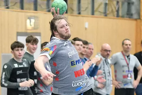 SV-Kapitän Philipp Hammann erzielt eines seiner sechs Tore gegen Budenheim. 