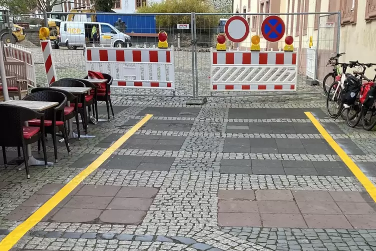 Kein Durchkommen: Absperrung an der Baustelle. Nur Fu&szlig;g&auml;nger k&ouml;nnen noch jederzeit ohne Probleme passieren.