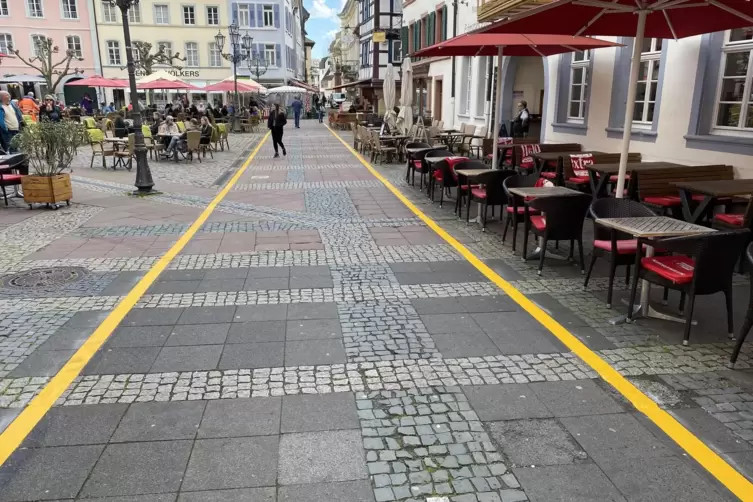 Die gelben Linien zeigen an, wo die Gastronomen am Marktplatz nicht bestuhlen d&uuml;rfen.