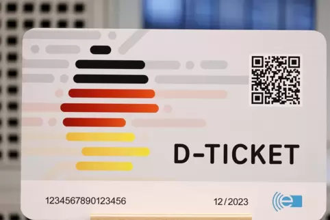 Das Interesse an dem neuen Deutschland-Ticket (das Foto zeigt ein Modell) ist groß. Aber beim Umsteigen von bisherigen VRN-Jahre