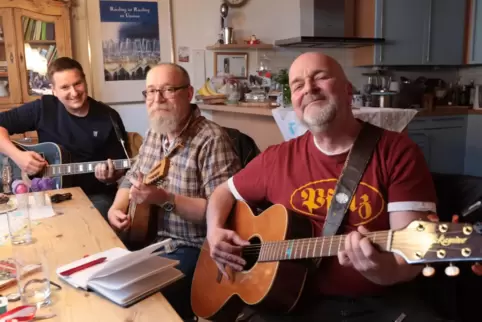 Die „Anonyme Giddarischde“ komponieren ihre Songs gern gemeinsam daheim am Küchentisch, hier (von links) Jochen Magin aus der „z