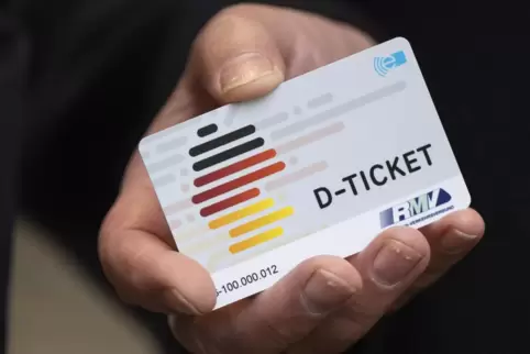 Wer das Deutschlandticket als Chipkarte haben möchte und sein Abo etwa für eine Karte ab 60 bisher bei der DB hat, hat nun schle
