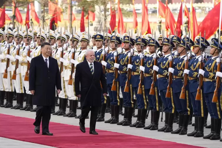 Brasiliens Präsident Luiz Inacio Lula da Silva (rechts) mit Chinas Staatschef Xi Jinping bei der Begrüßungszeremonie vor der Gro