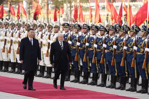 Brasiliens Präsident Luiz Inacio Lula da Silva (rechts) mit Chinas Staatschef Xi Jinping bei der Begrüßungszeremonie vor der Gro