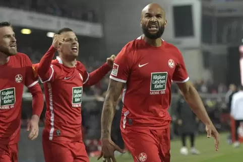 Seht her, ich kann’s noch: Terrence Boyd (rechts) hat getroffen. Daneben: Boris Tomiak, Hendrick Zuck. 