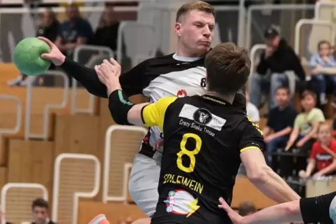 Erfolgreichster TVT-Schütze: Maximilian Sema, den hier der Mundenheimer Maik Erlewein attackiert.