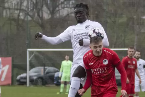 Der Ball ist nicht da, wo er sein soll: Oben Richard Ofosu von Hassia bingen, unten Steinbachs Hendrik Schwab. 