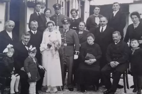 Noch eine heile Welt: Helmut Geisert (links hinten) bei der Hochzeit seiner Halbschwester Marie Auguste mit Josef Lösch aus Kuha