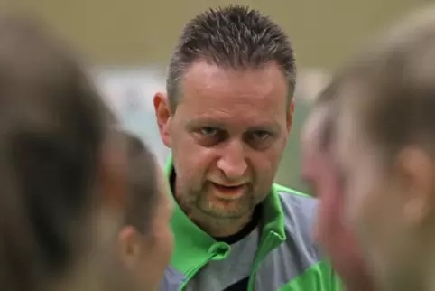 Mitte Juni steigt Gerd Götz als Trainer der Frauen in Römerberg ein. Er trainiert die Wörtherinnen in der Oberliga.